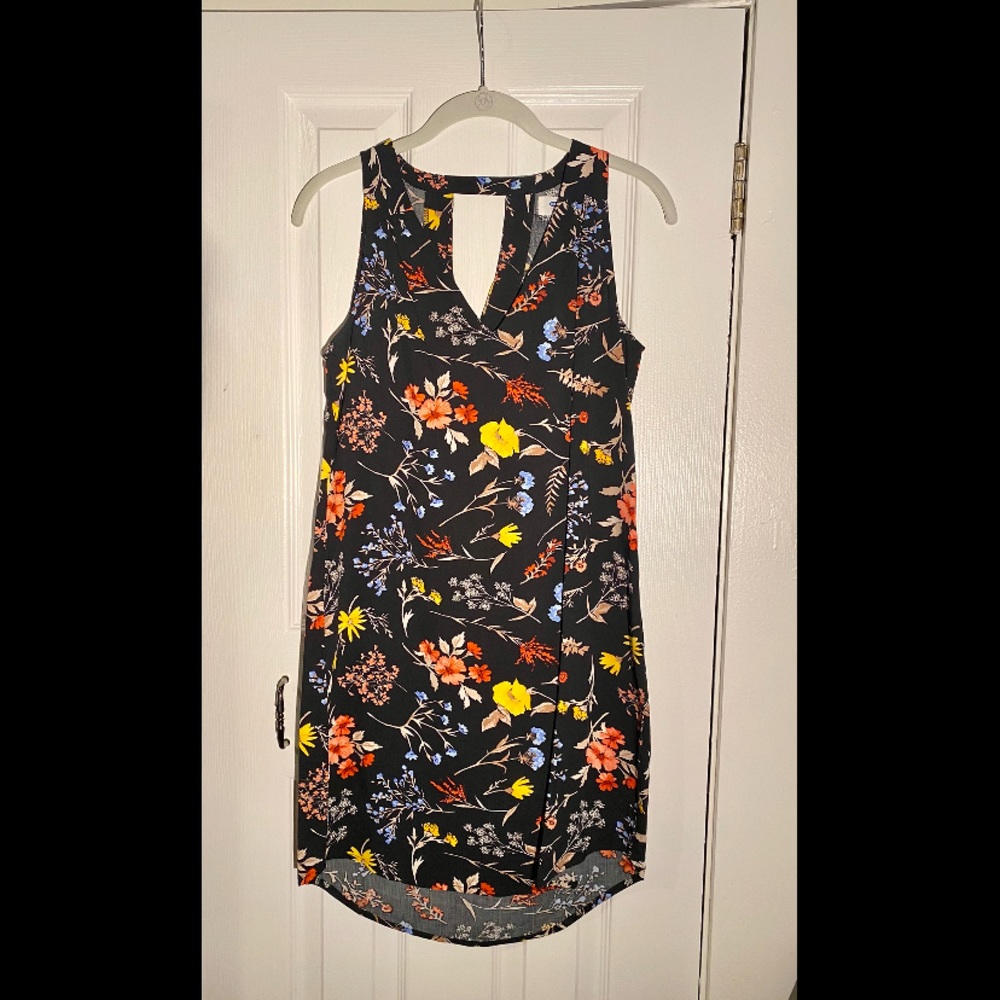 v-neck black floral shift dress with cut-out back